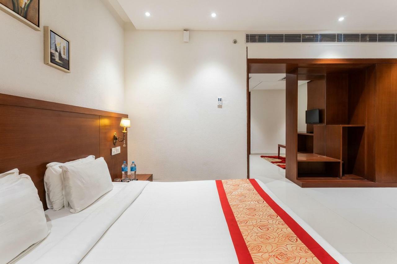 The Chandra Leela Indore Exterior foto